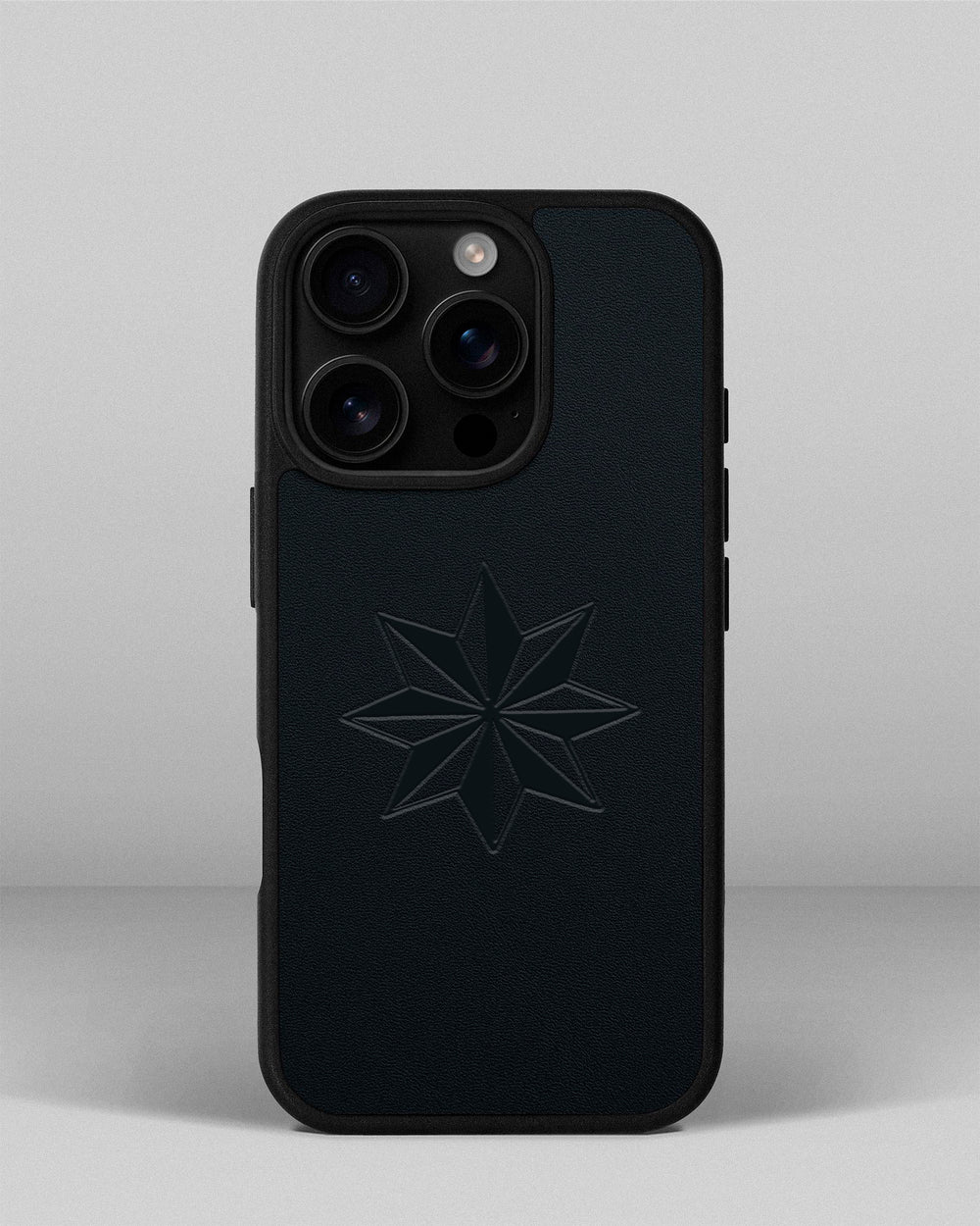 Etui na iPhone 16 Pro ze skóry licowej w ciemnoniebieskim kolorze z tłoczeniem Róża Wiatrów