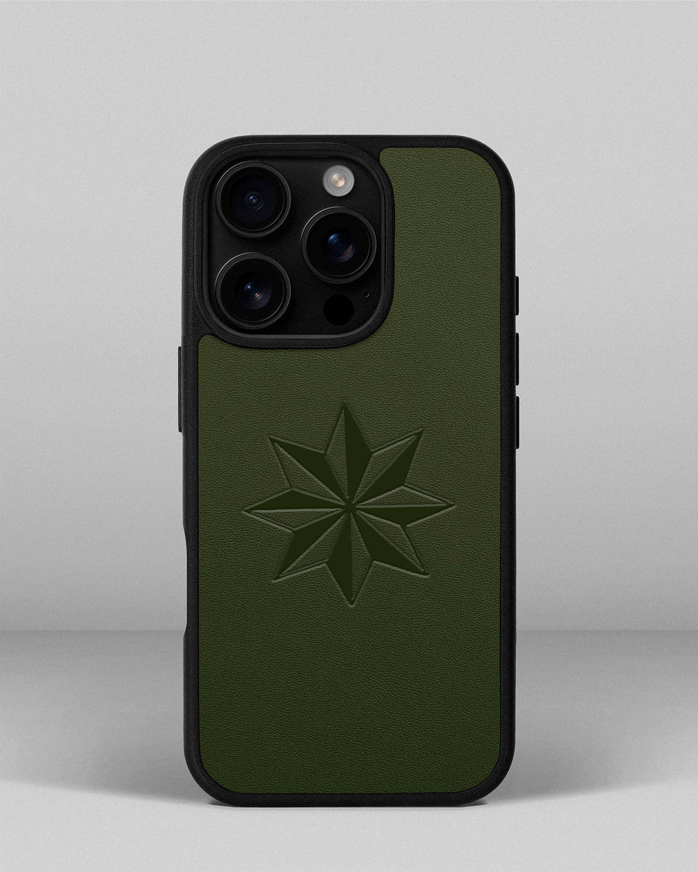 Etui na iPhone 16 Pro ze skóry licowej w zielonym kolorze z tłoczeniem Róża Wiatrów