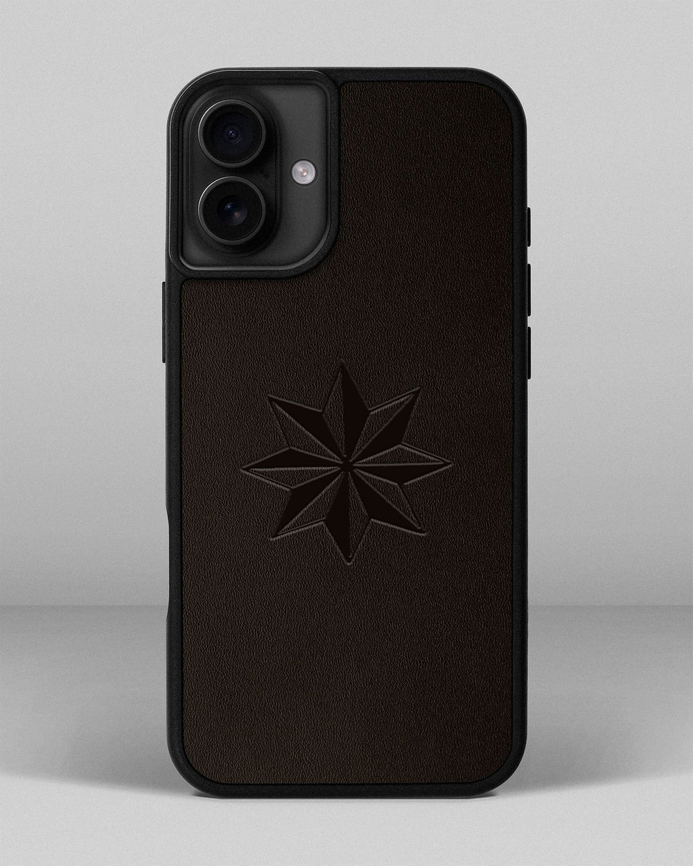 Etui na iPhone 15 Plus w ciemnobrązowym kolorze z tłoczeniem Róża Wiatrów