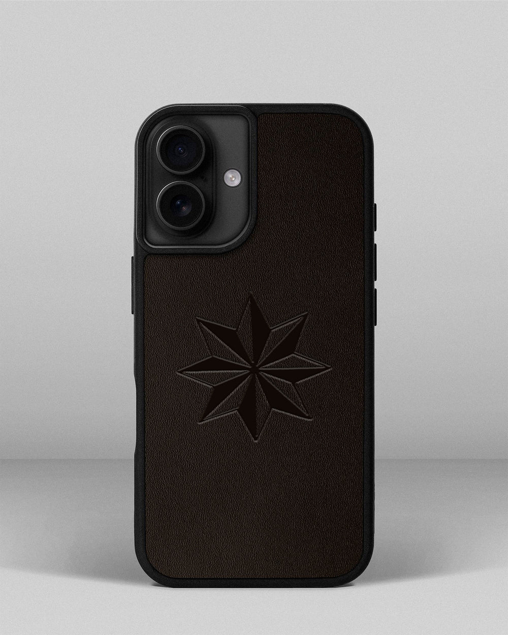 Etui na iPhone 15 w ciemnobrązowym kolorze z tłoczeniem Róża Wiatrów