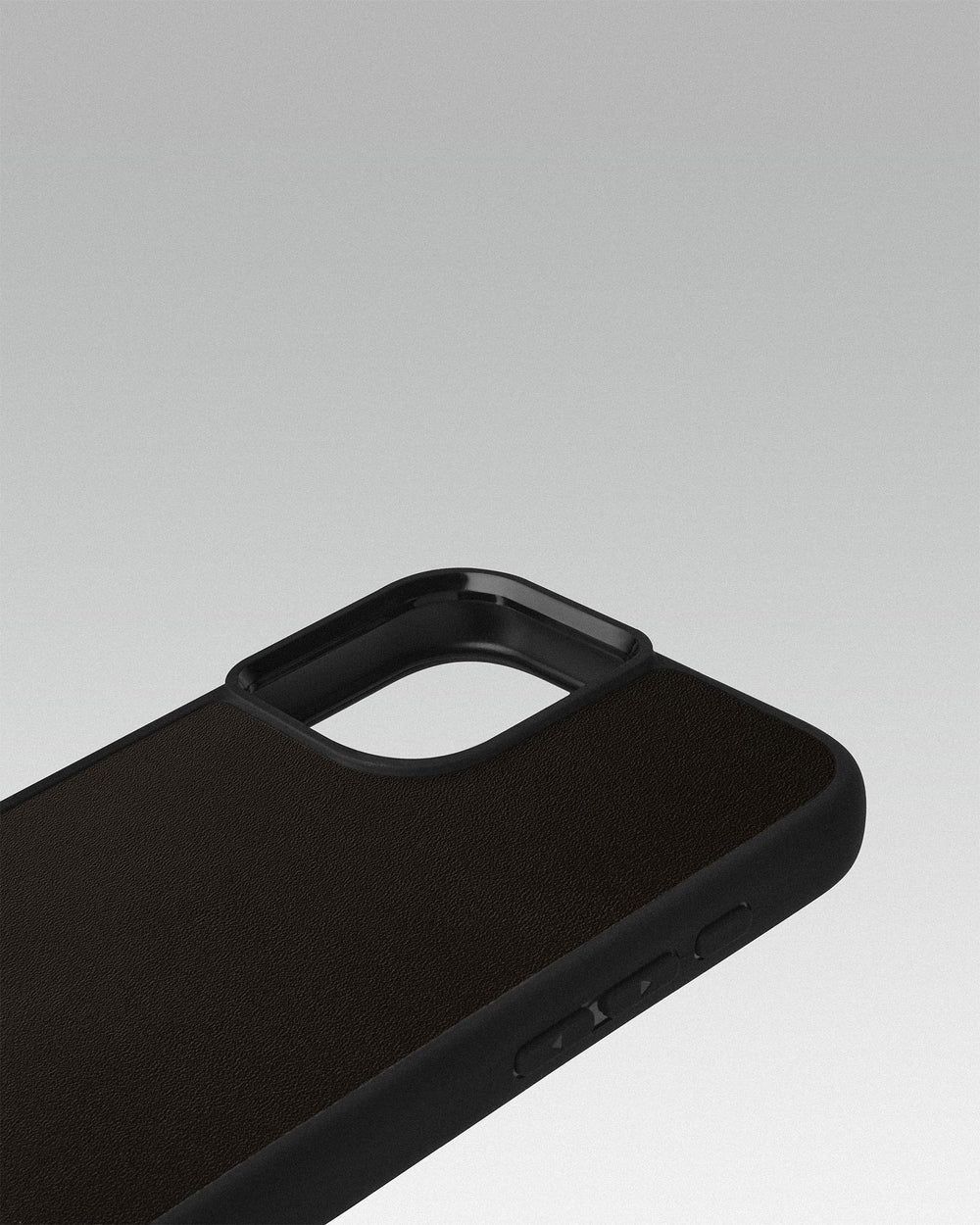 Etui na iPhone 15 Plus w ciemnobrązowym kolorze z tłoczeniem Róża Wiatrów