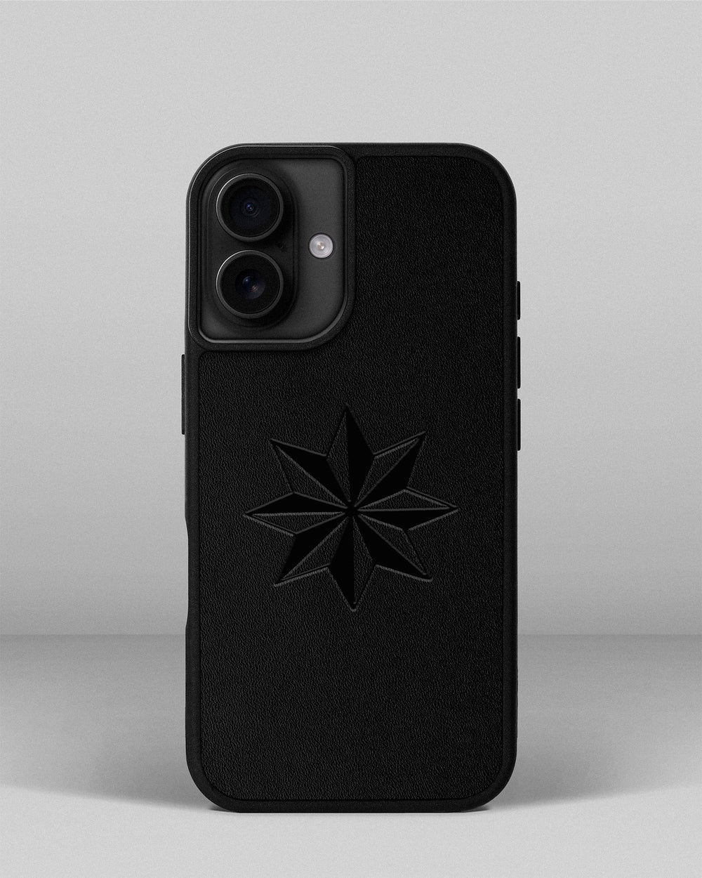 Etui na iPhone 16 w czarnym kolorze ze skóry licowej z tłoczeniem Róża Wiatrów