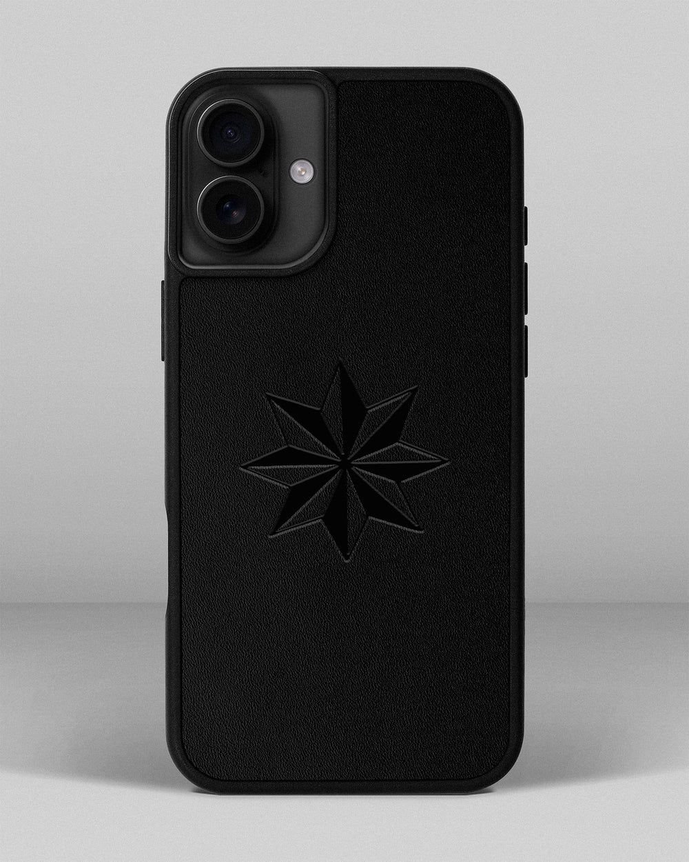 Etui na iPhone 15 Plus w czarnym kolorze ze skóry kuponowej z tłoczeniem Róża Wiatrów