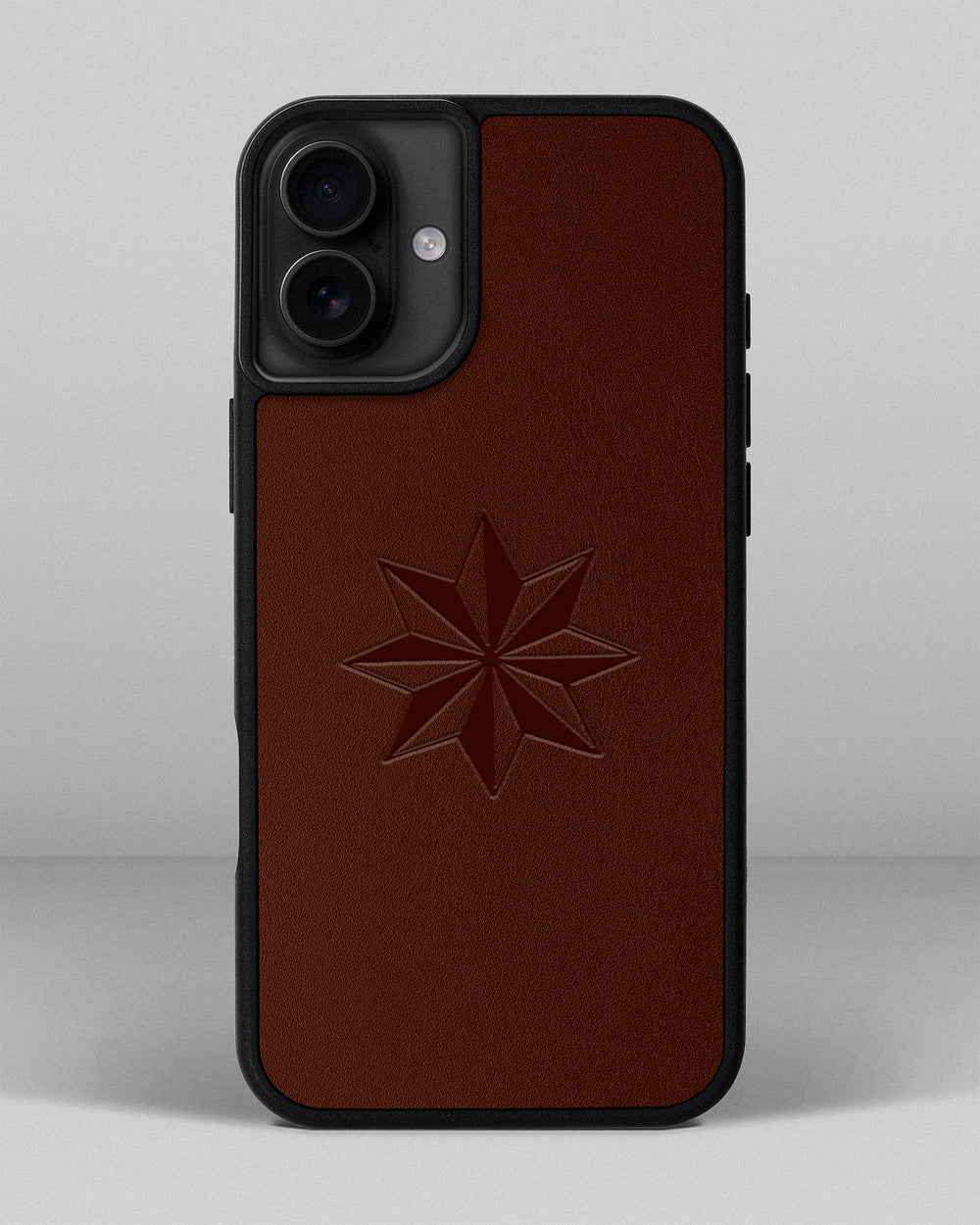 Etui na iPhone 15 Plus ze skóry kuponowej w rudym kolorze z tłoczeniem Róża Wiatrów