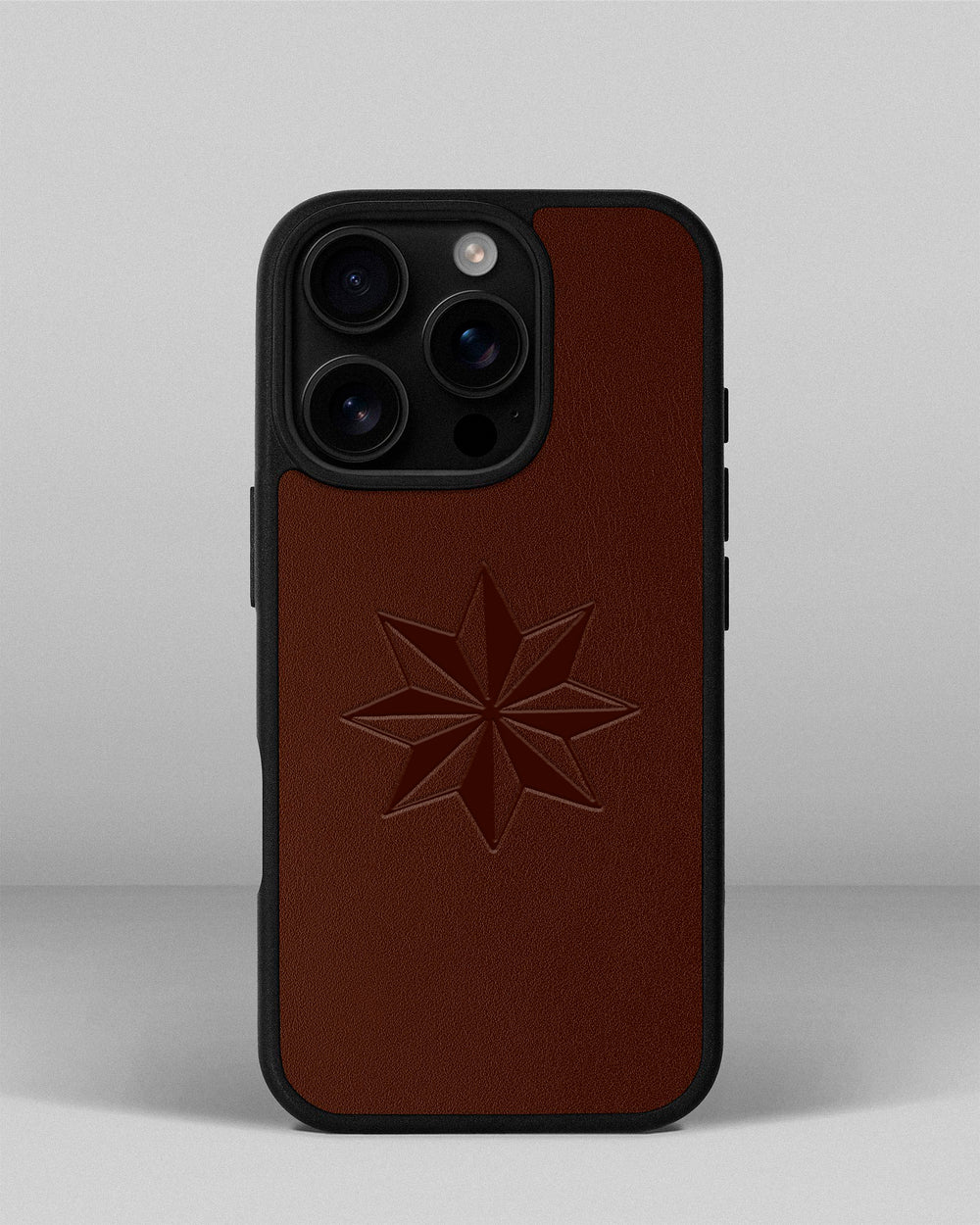 Etui na iPhone 16 Pro ze skóry licowej w rudym kolorze z tłoczeniem Róża Wiatrów