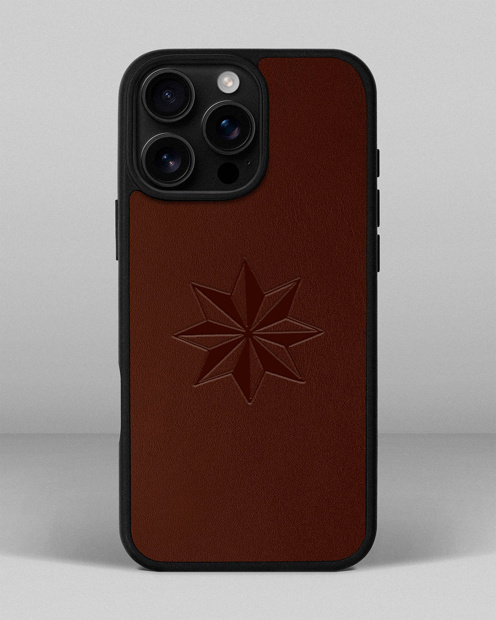 Etui na iPhone 14 Pro Max ze skóry kuponowej w rudym kolorze z tłoczeniem Róża Wiatrów