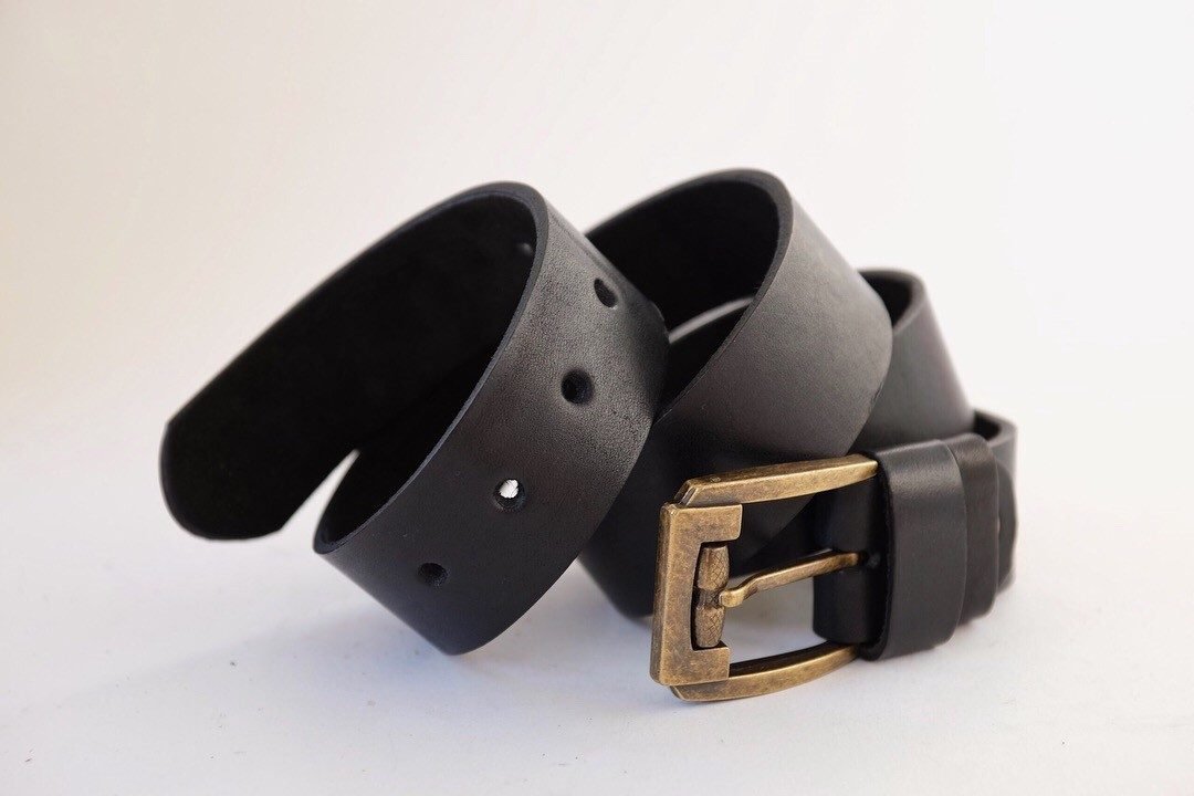 Черный ремень из телячьей кожи