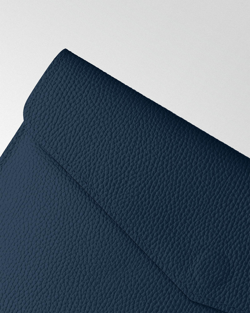 Чехол Magnetic Envelope из темно-синей текстурированной кожи для MacBook