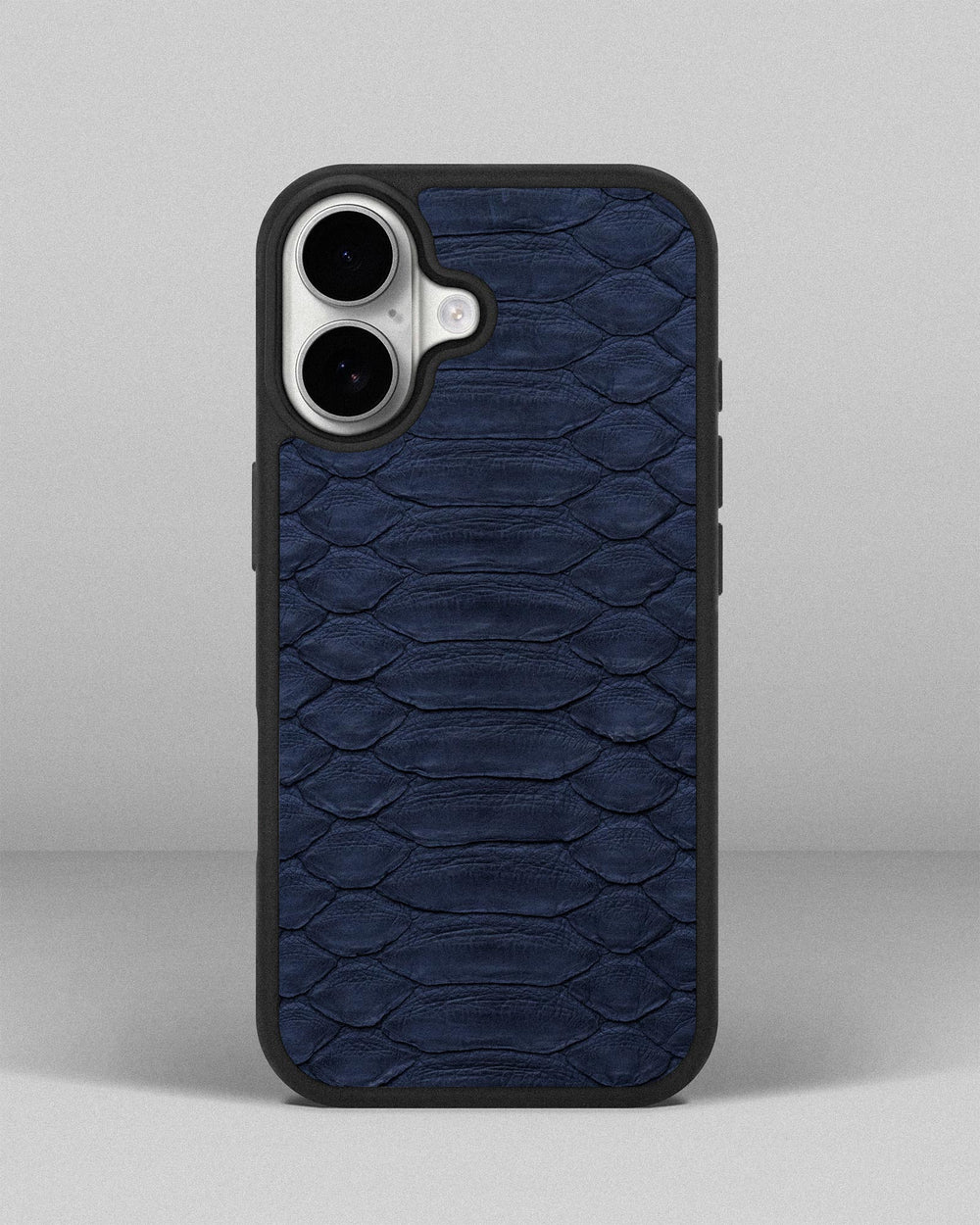 Etui z ciemnoniebieskiej skóry pytona z dużymi łuskami do iPhone 17