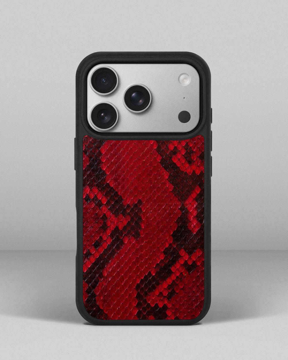 Etui z czerwonej skóry pytona z drobnymi łuskami na iPhone 17 Pro