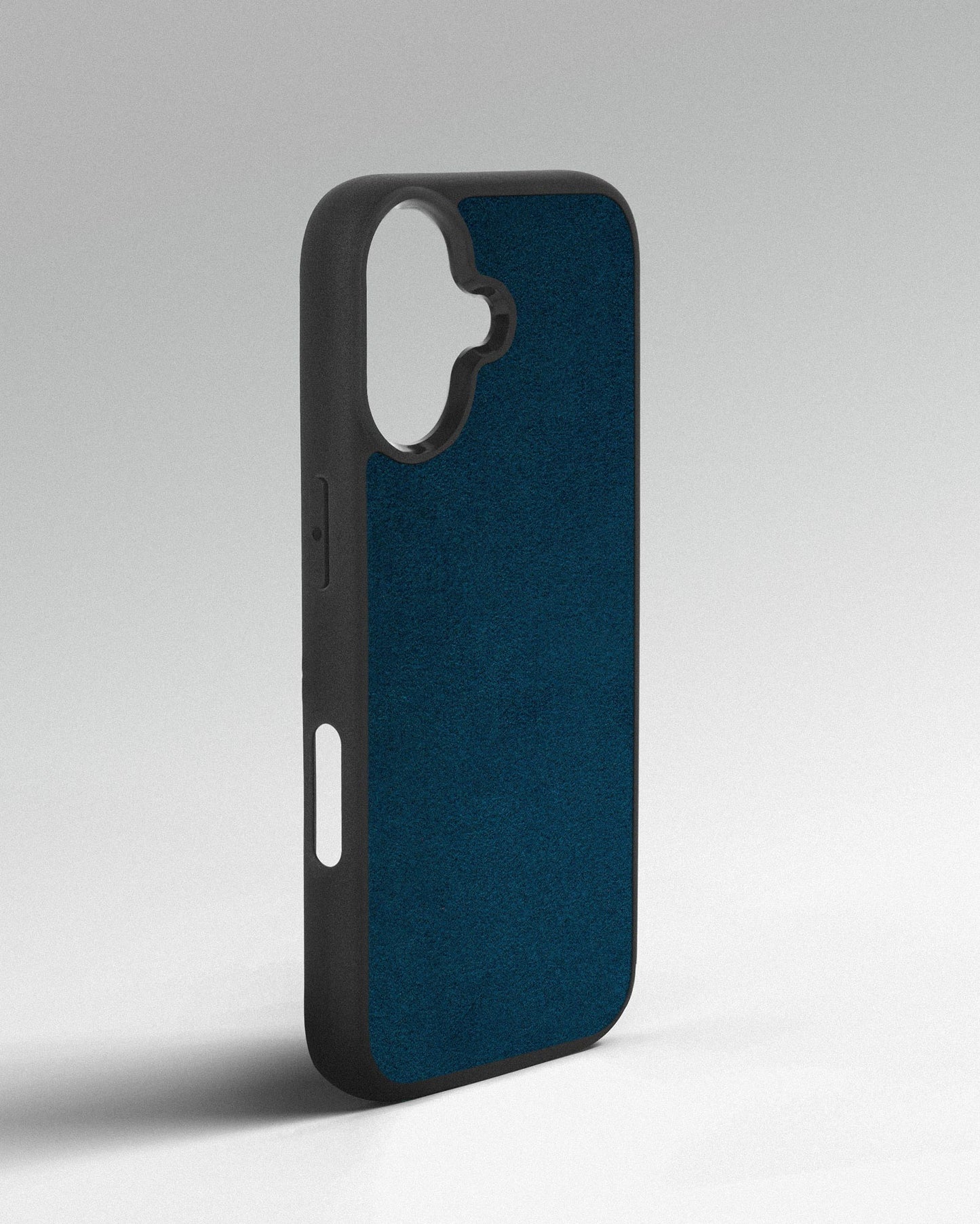 Чохол із синьою вставкою з алькантари для iPhone 17