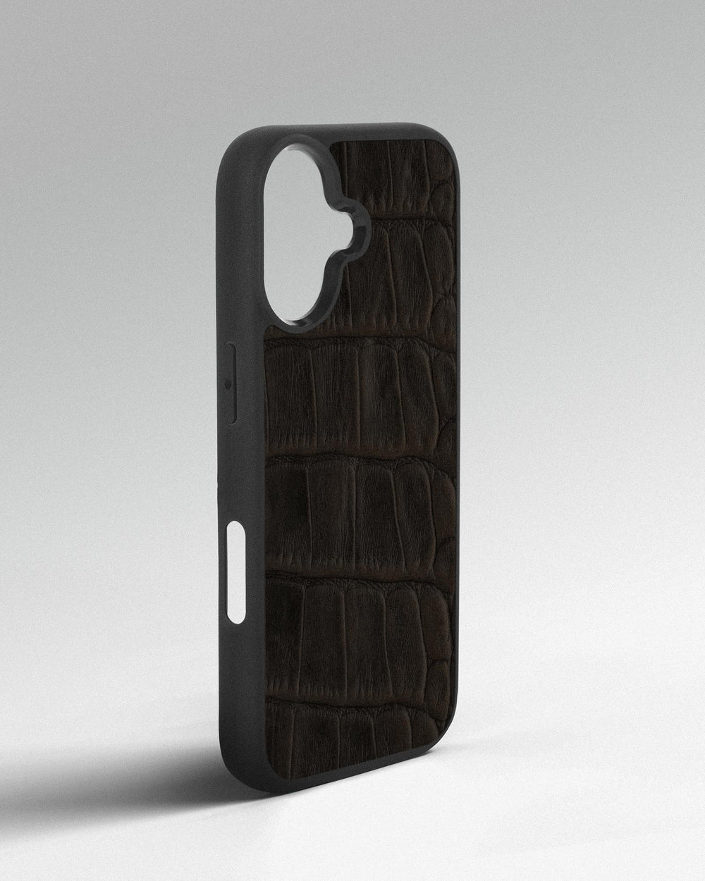 Etui z ciemnobrązowej skóry cielęcej z tłoczeniem imitującym krokodyla do iPhone 17