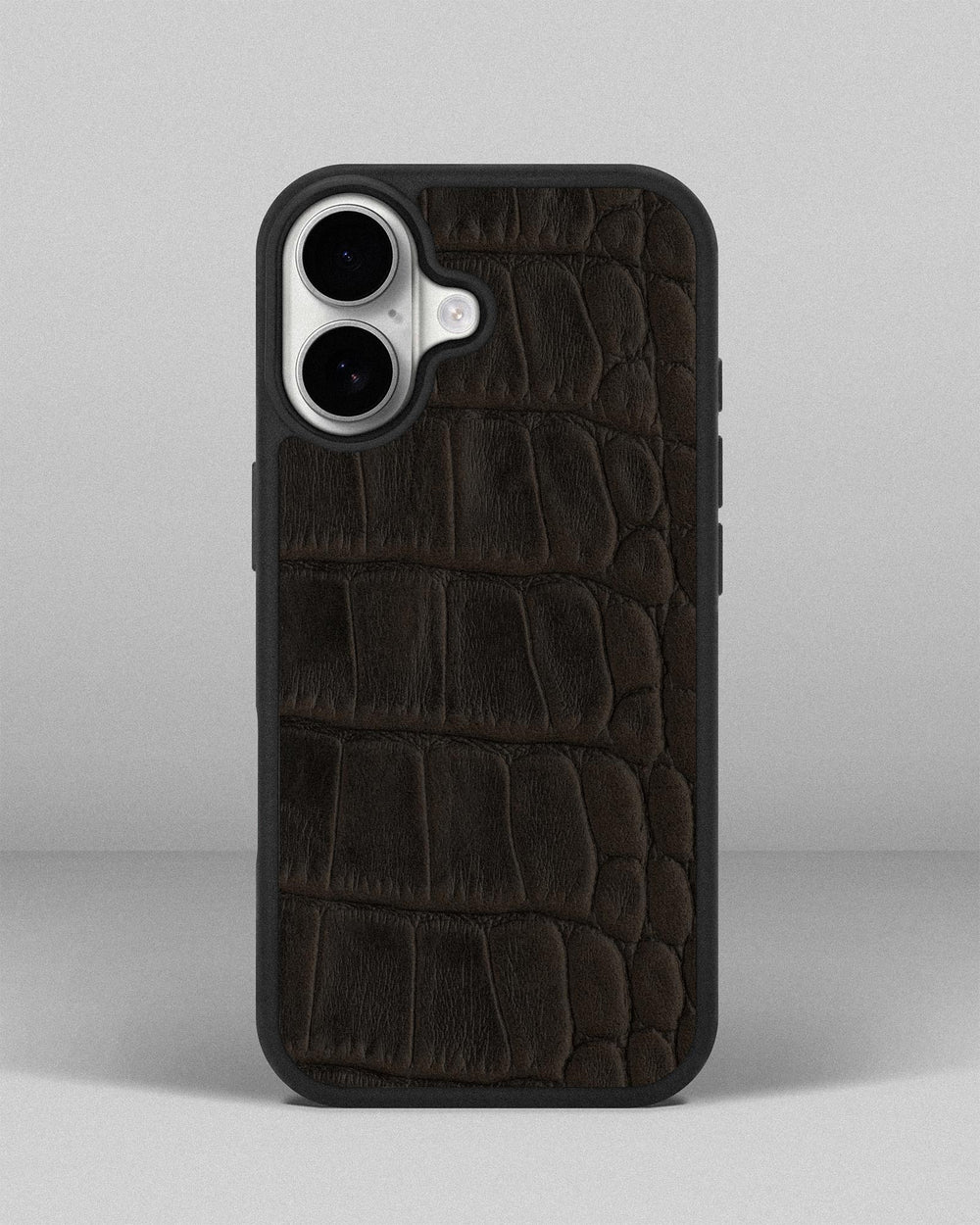 Etui z ciemnobrązowej skóry cielęcej z tłoczeniem imitującym krokodyla do iPhone 17