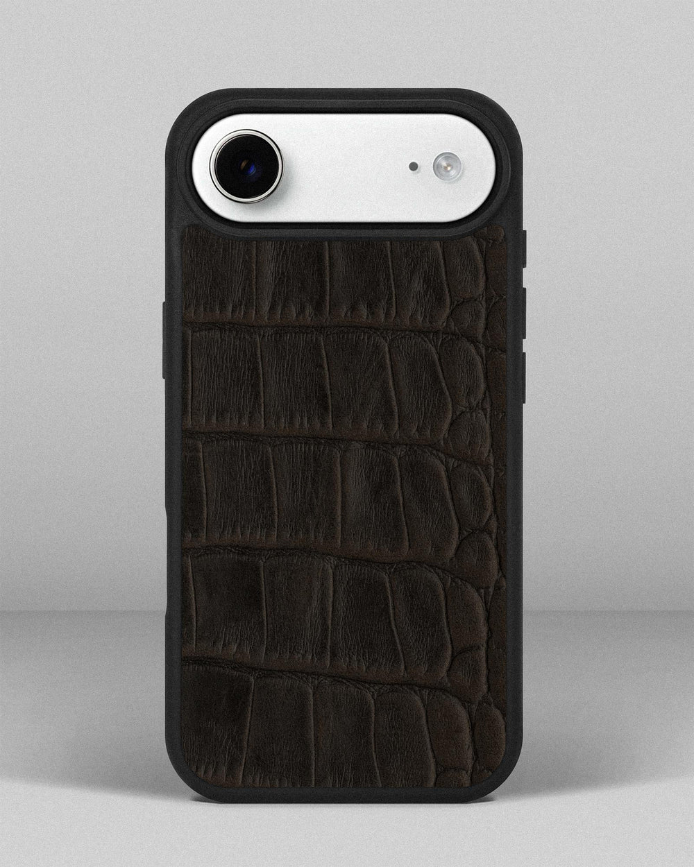 Etui z ciemnobrązowego tłoczenia imitującego krokodyla na cielęcej skórze do iPhone 17 Air