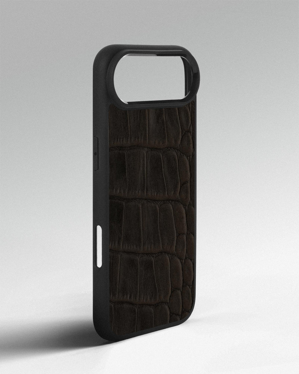 Etui z ciemnobrązowego tłoczenia imitującego krokodyla na cielęcej skórze do iPhone 17 Air