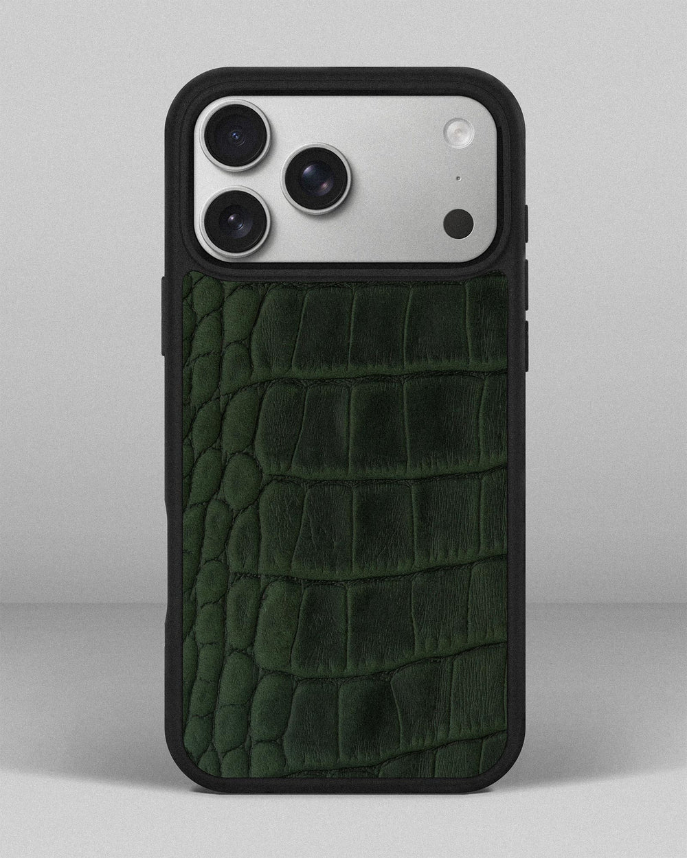 Etui z ciemnozielonej skóry cielęcej z tłoczeniem imitującym krokodyla na iPhone 17 Pro Max