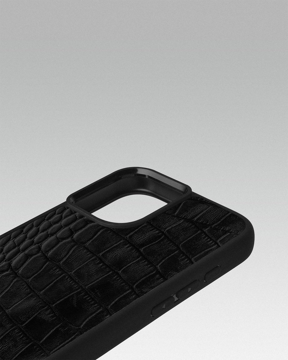 Etui z czarnym tłoczeniem imitującym krokodyla na cielęcej skórze do iPhone 16 Plus