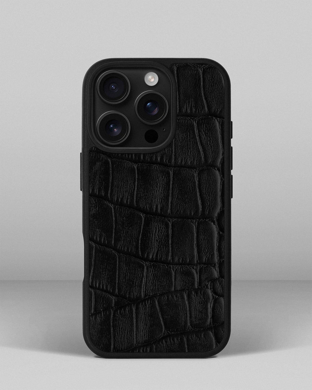 Etui z czarnej skóry cielęcej z tłoczeniem imitującym krokodyla do iPhone 16 Pro