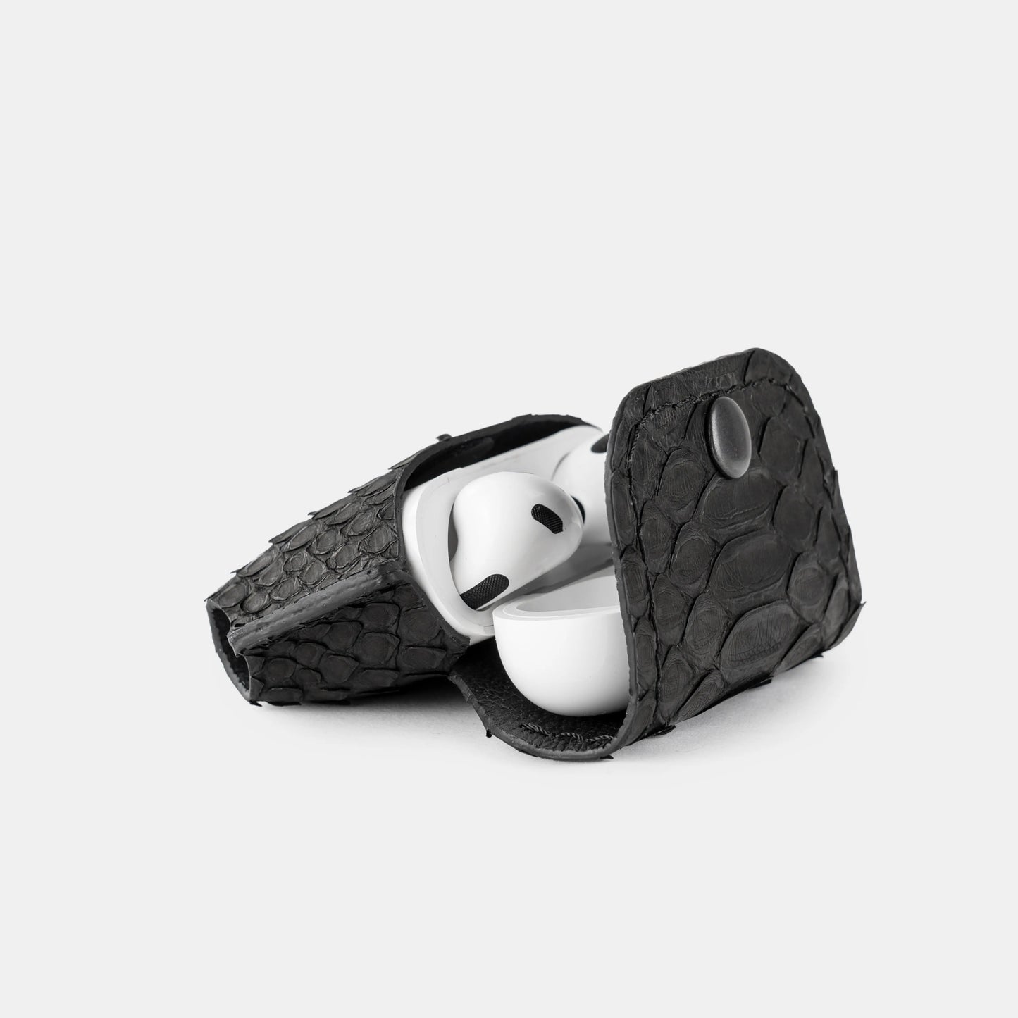 Чохол для AirPods 1/2 із чорної шкіри пітона з широкими лусочками