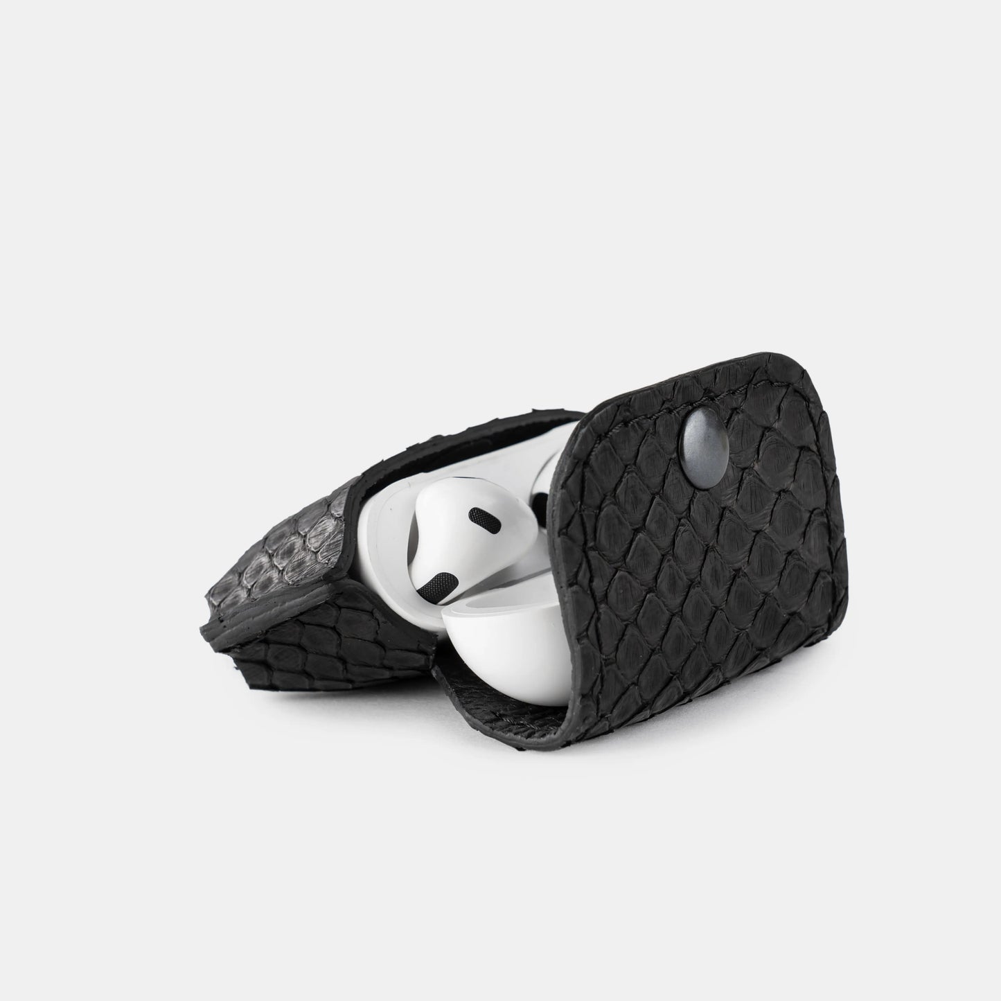 Чохол для AirPods із чорної шкіри пітона з дрібними лусочками