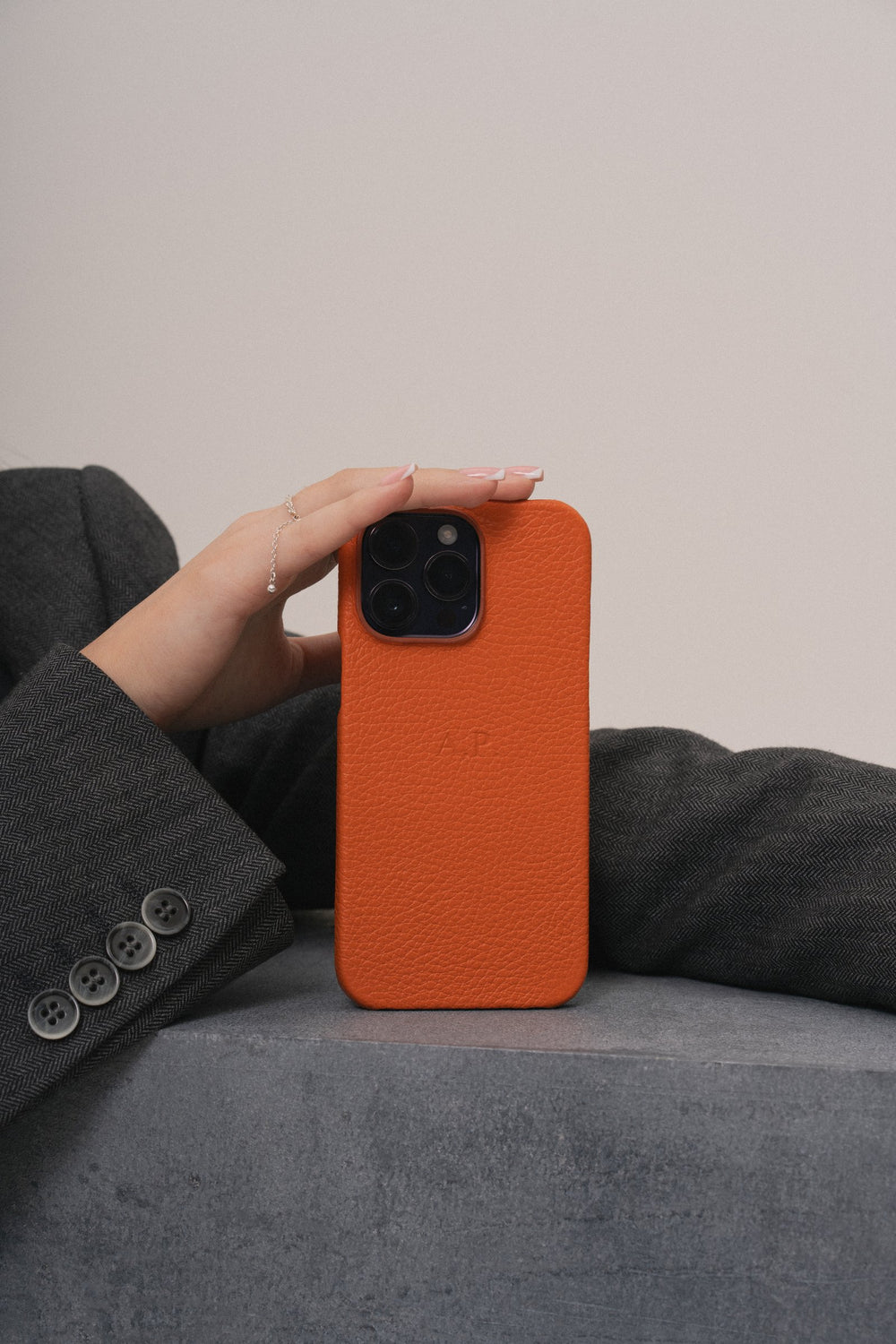 Pomarańczowe skórzane etui na iPhone 15