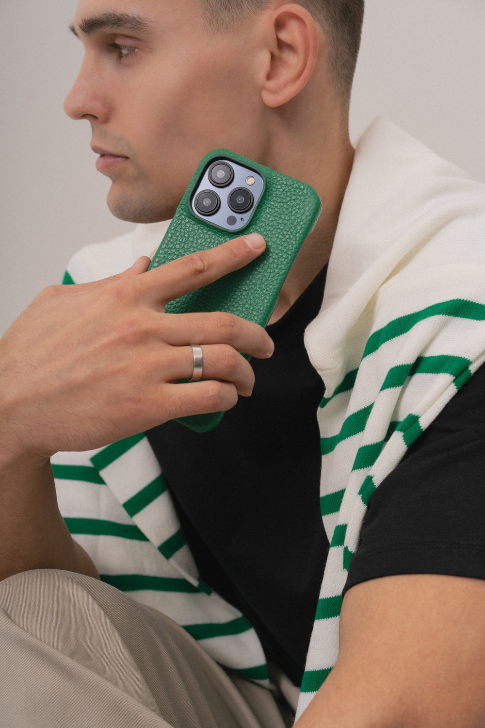 Jasnozielone skórzane etui na iPhone 14 Pro