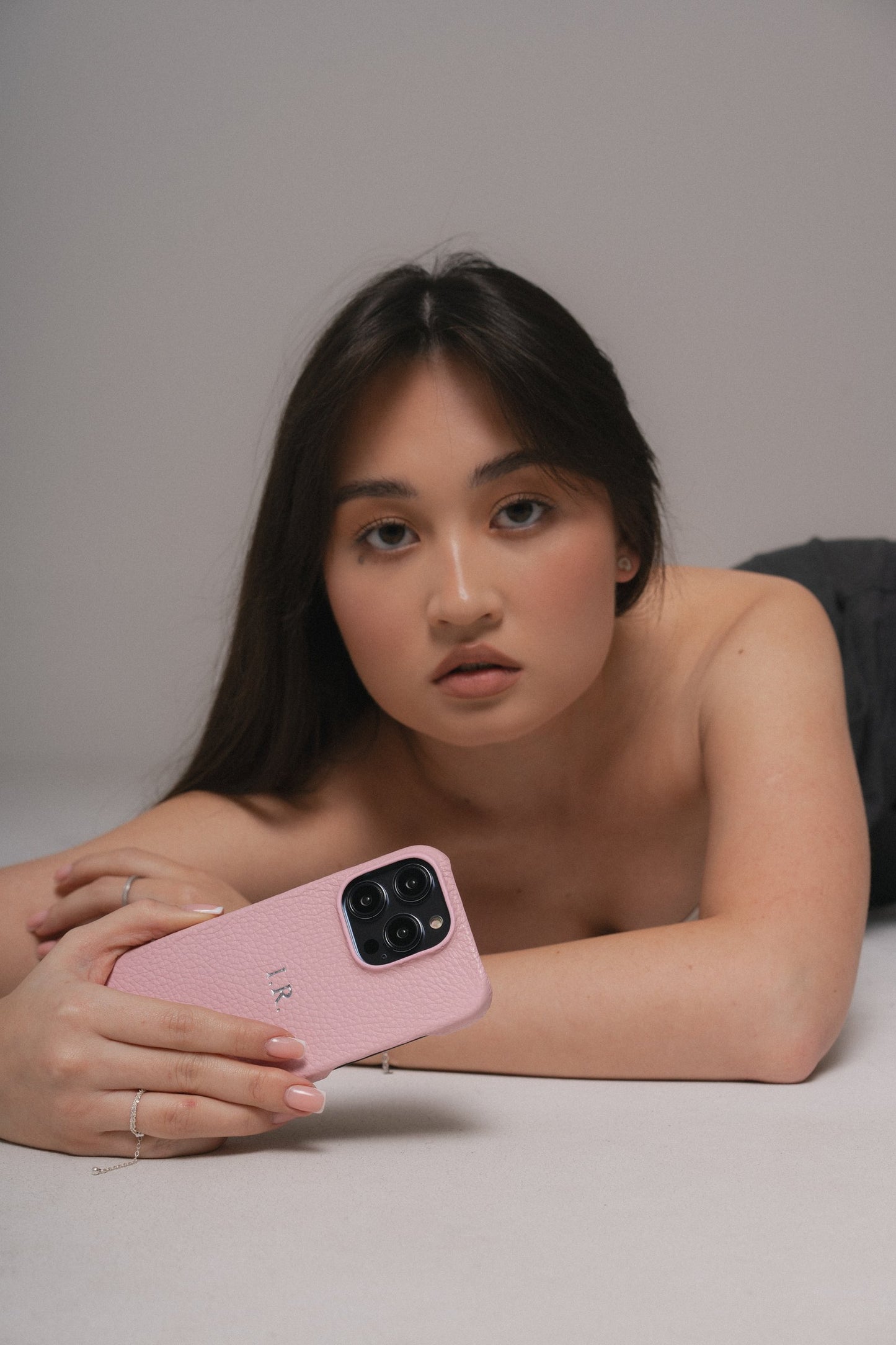 Рожевий шкіряний чохол для iPhone 16 Plus