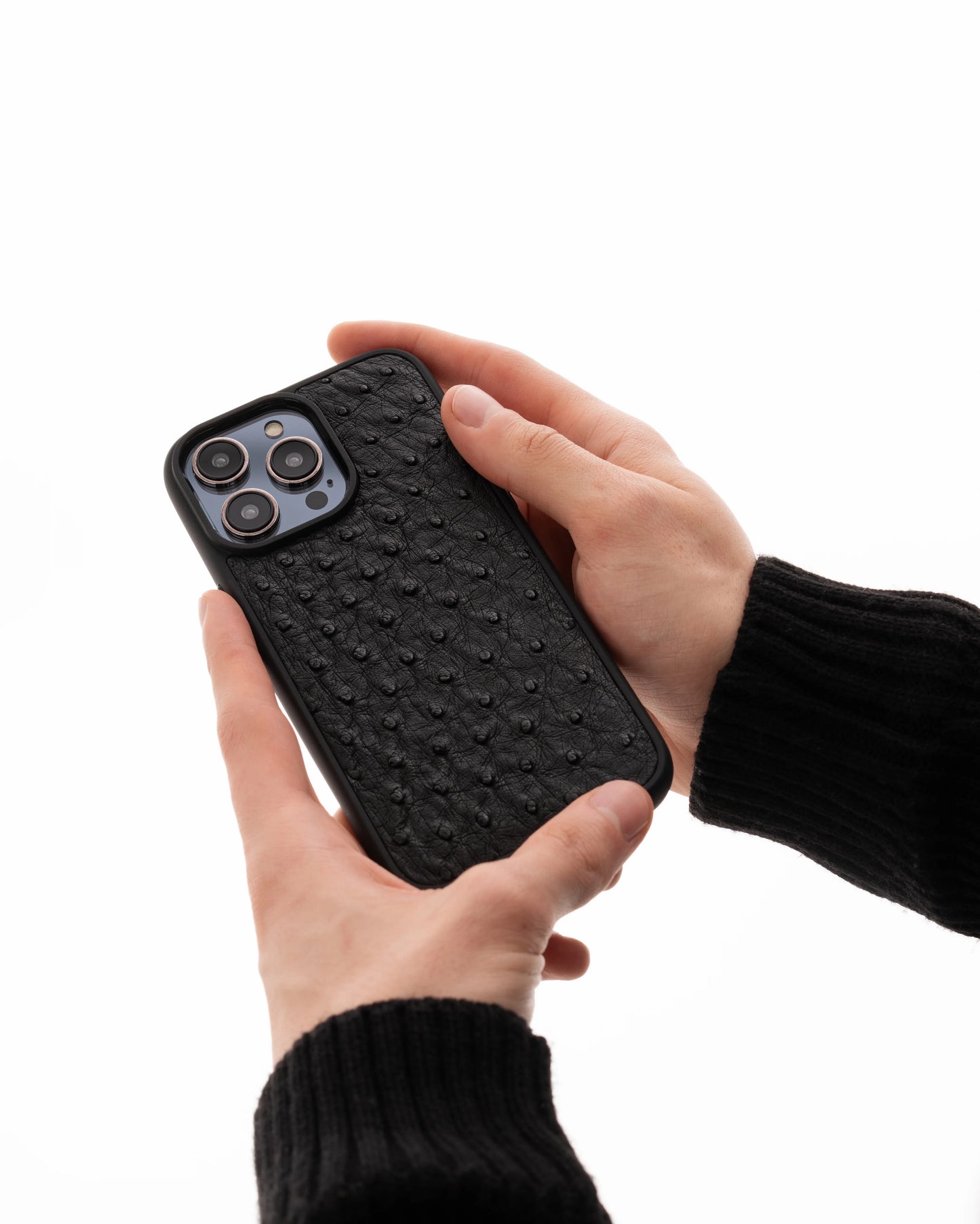 Чохол із чорної шкіри страуса з фолікулами для iPhone 15