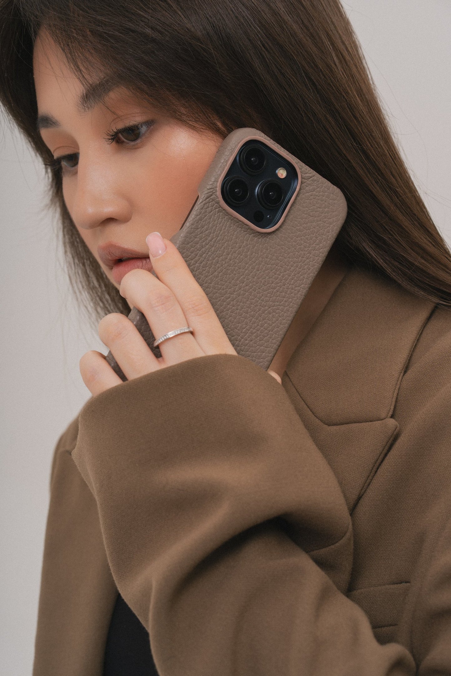 Світло-коричневий шкіряний чохол для iPhone 16 Plus