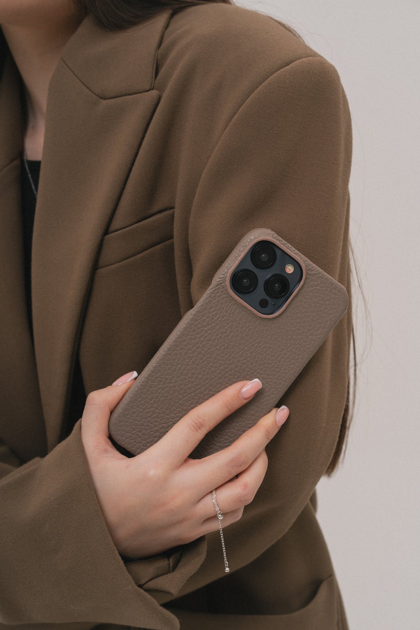 Світло-коричневий шкіряний чохол для iPhone 16 Plus