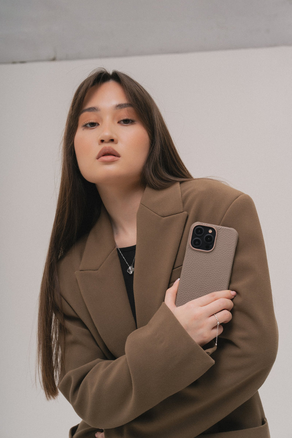 Jasnobrązowe skórzane etui do iPhone 15 Pro Max