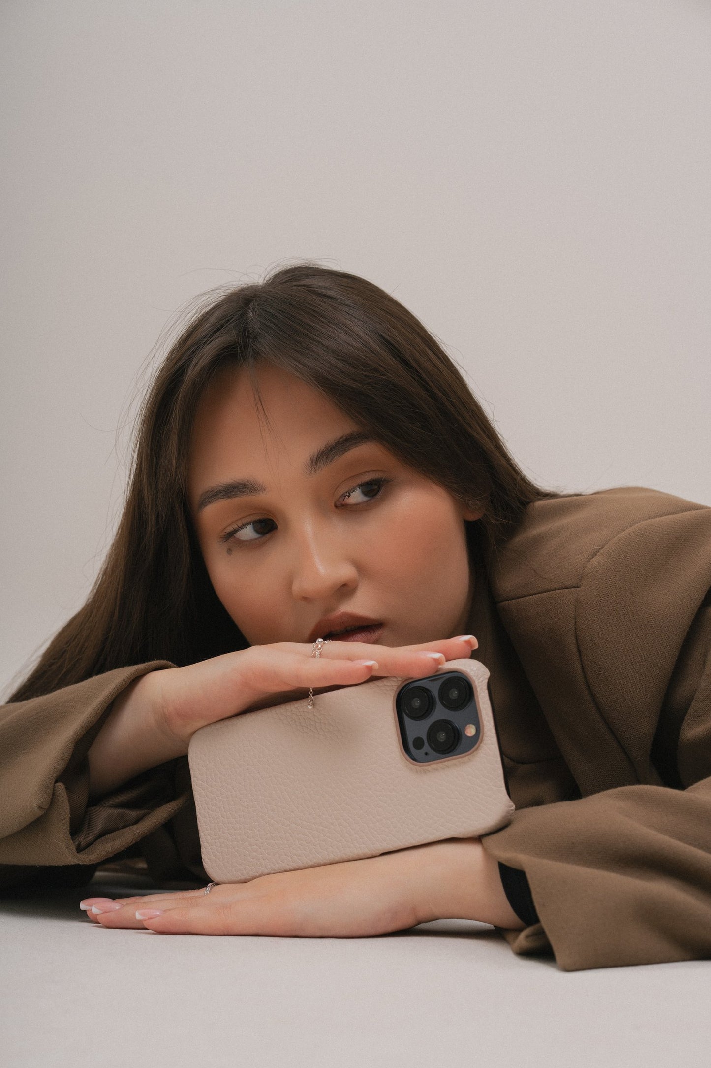 Бежевий шкіряний чохол для iPhone 16 Pro