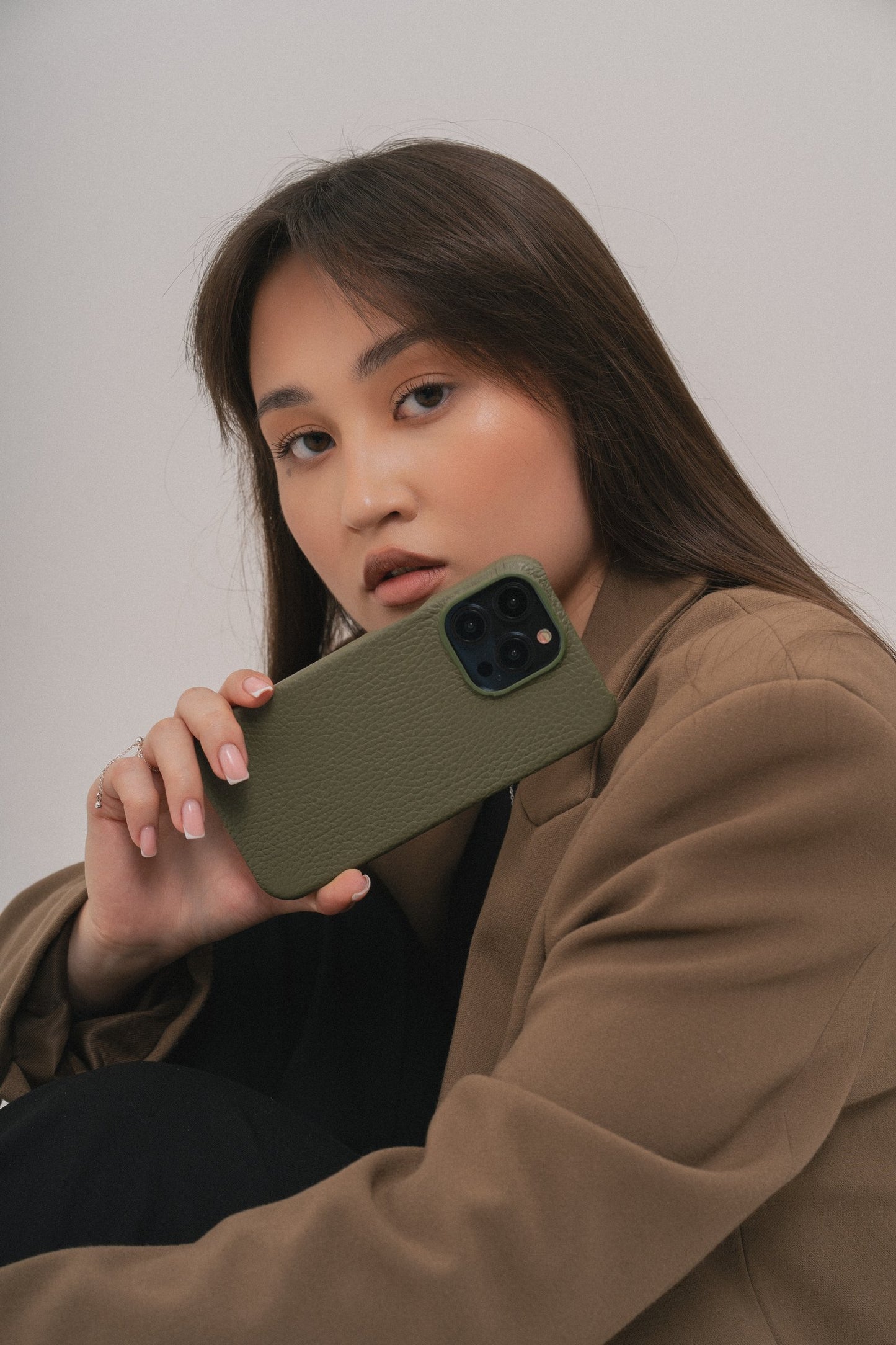 Оливковий шкіряний чохол для iPhone 14 Pro Max