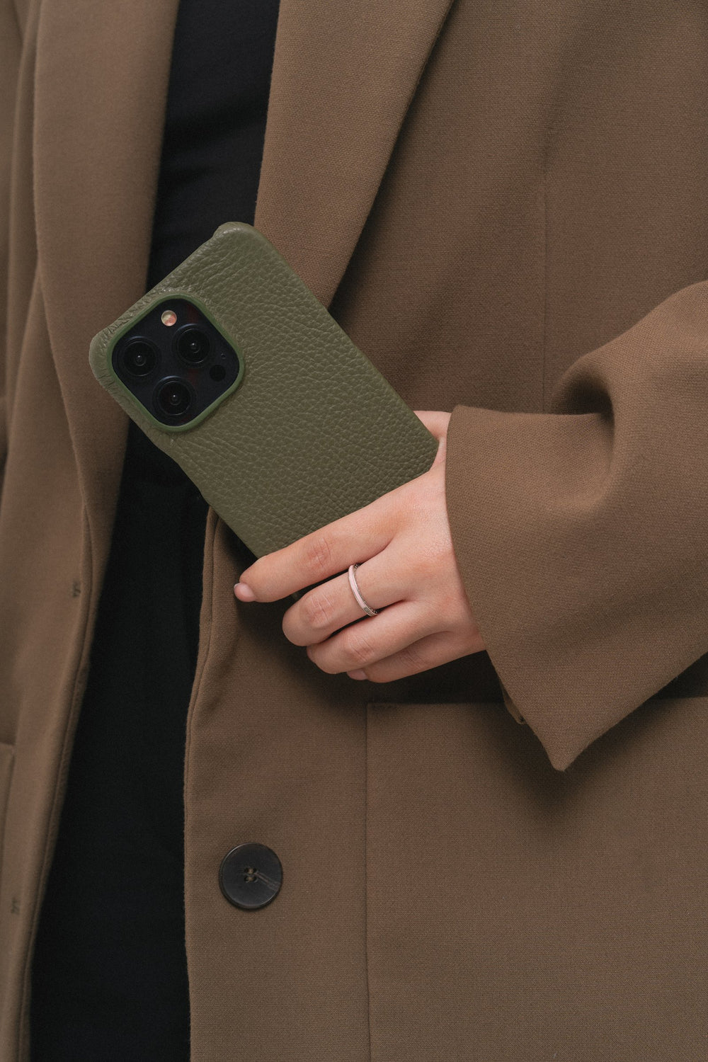 Оливковый кожаный чехол для iPhone 15 Plus