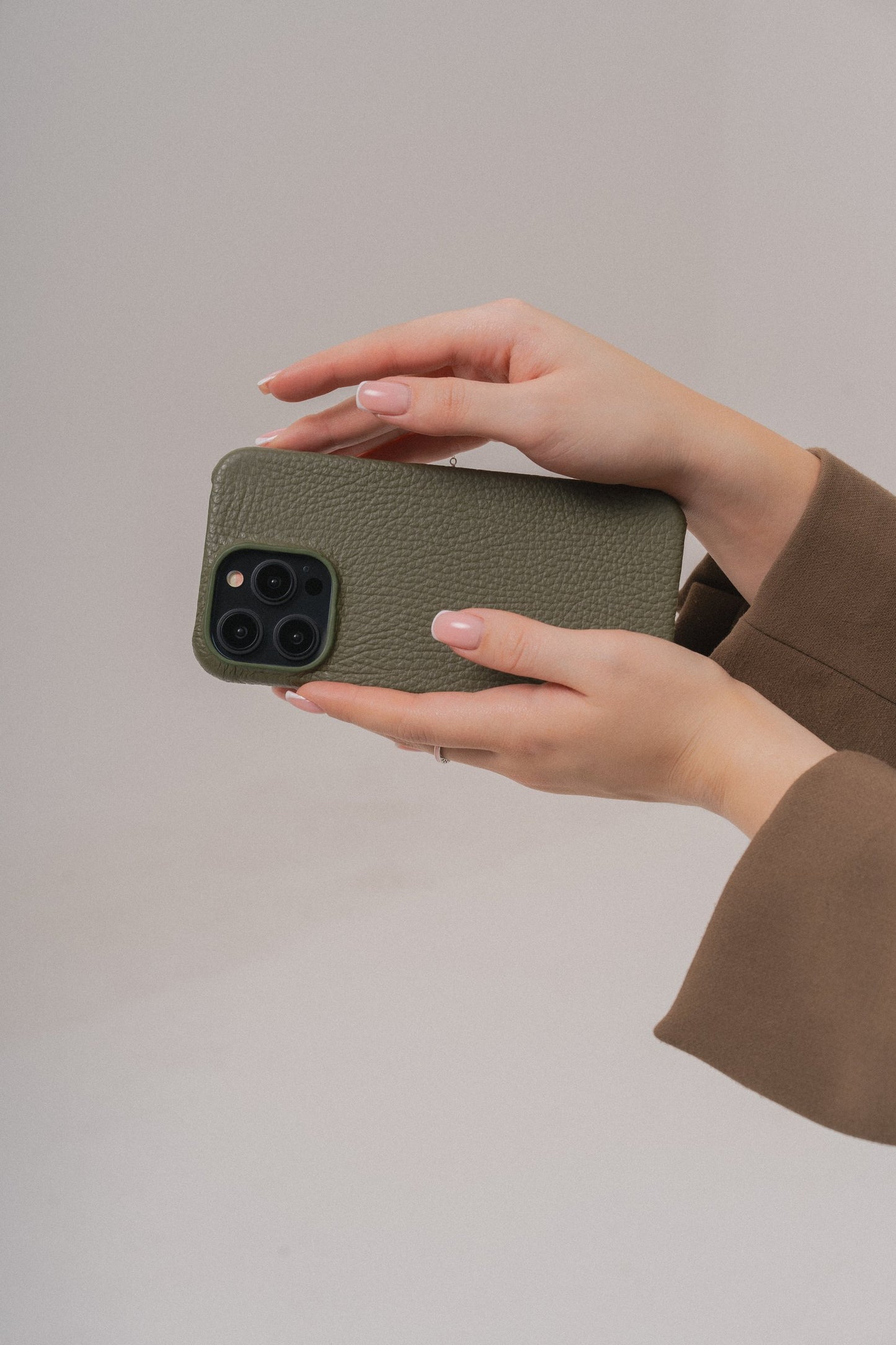 Оливковий шкіряний чохол для iPhone 15 Pro