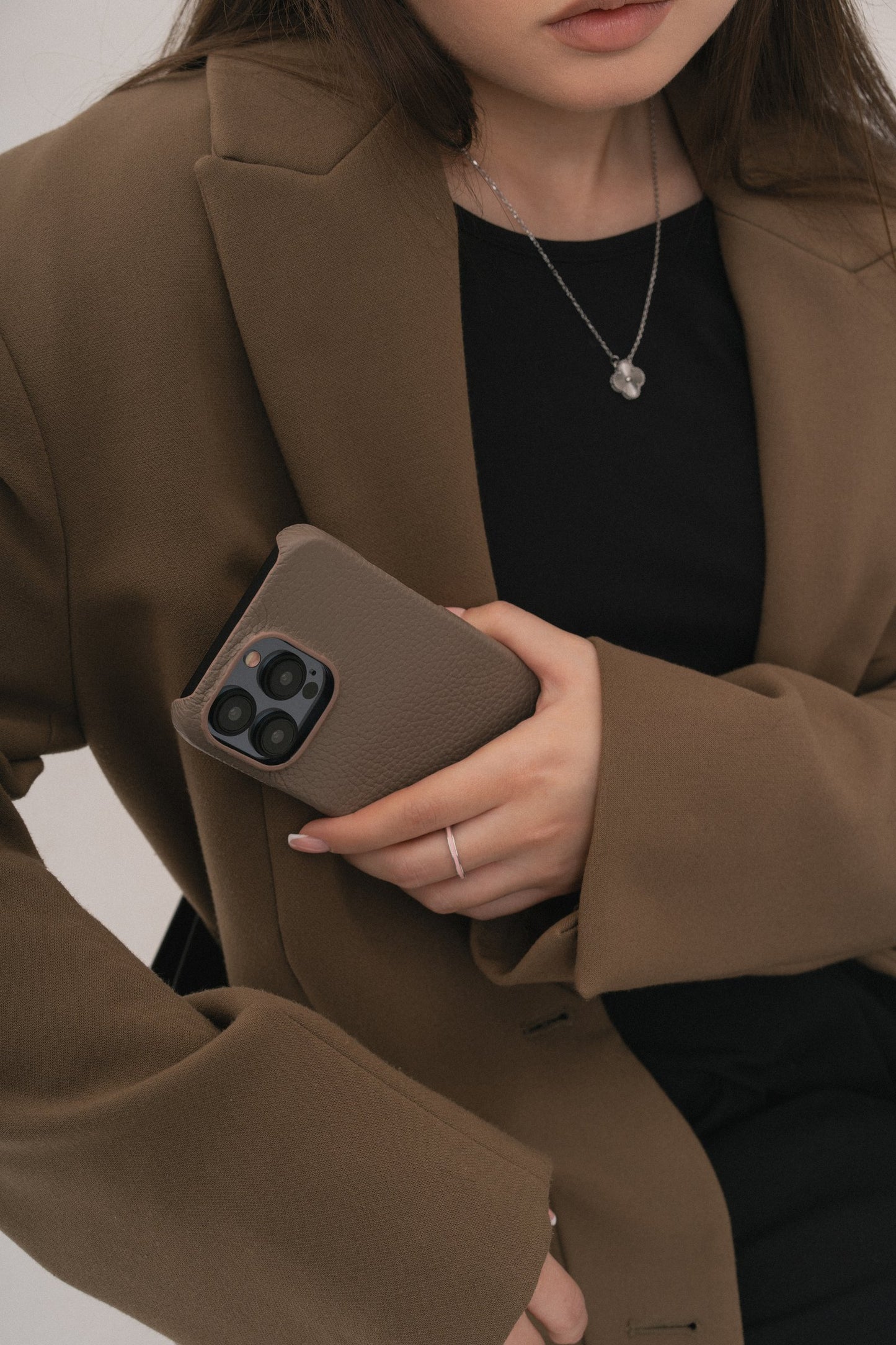 Світло-коричневий шкіряний чохол для iPhone 16 Plus