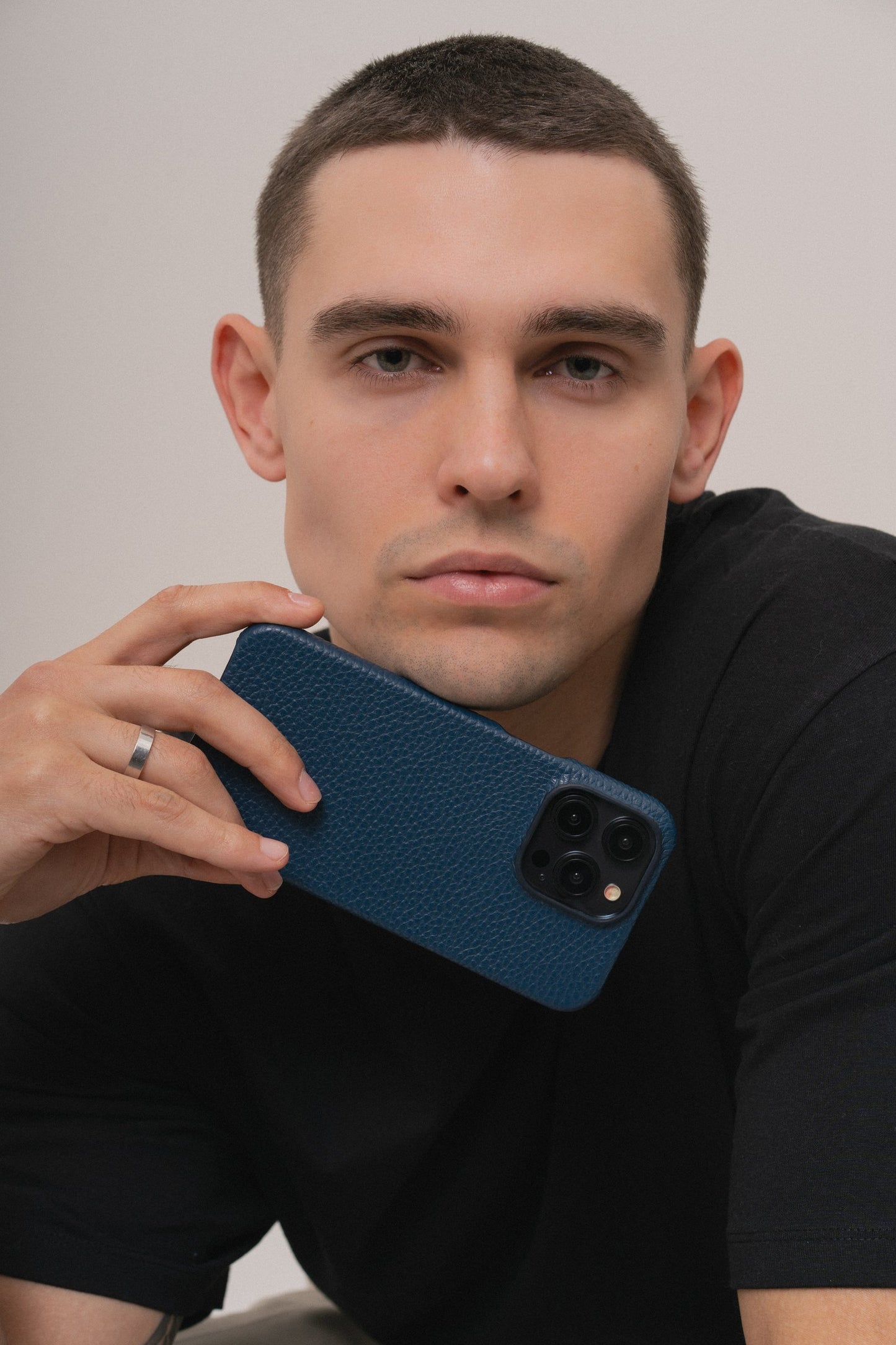 Темно-синій шкіряний чохол для iPhone 16 Pro