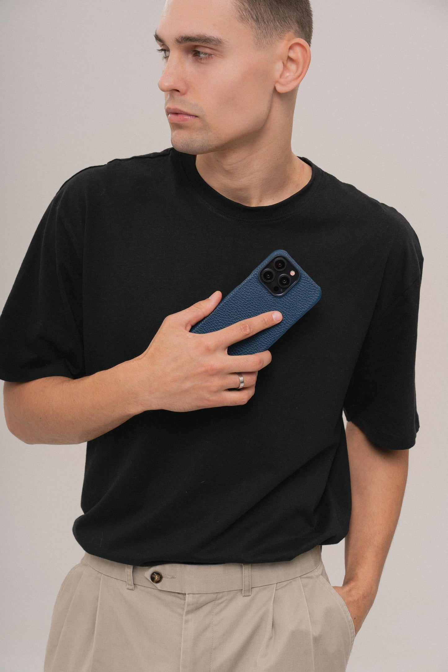 Темно-синій шкіряний чохол для iPhone 16 Pro