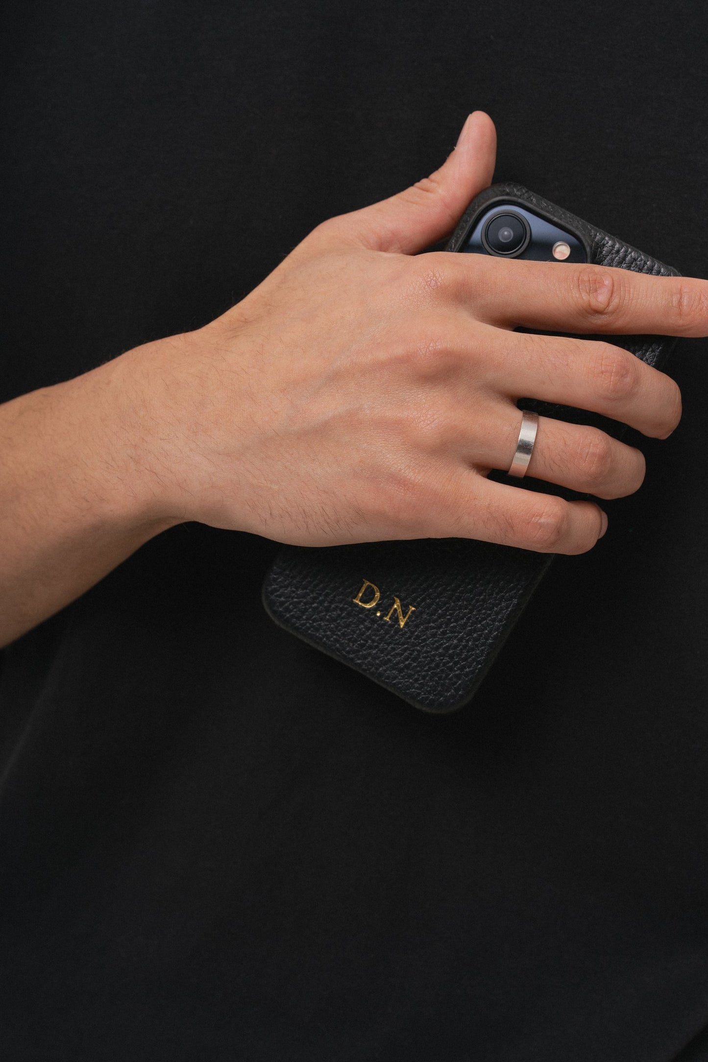 Чорний шкіряний чохол для iPhone 15
