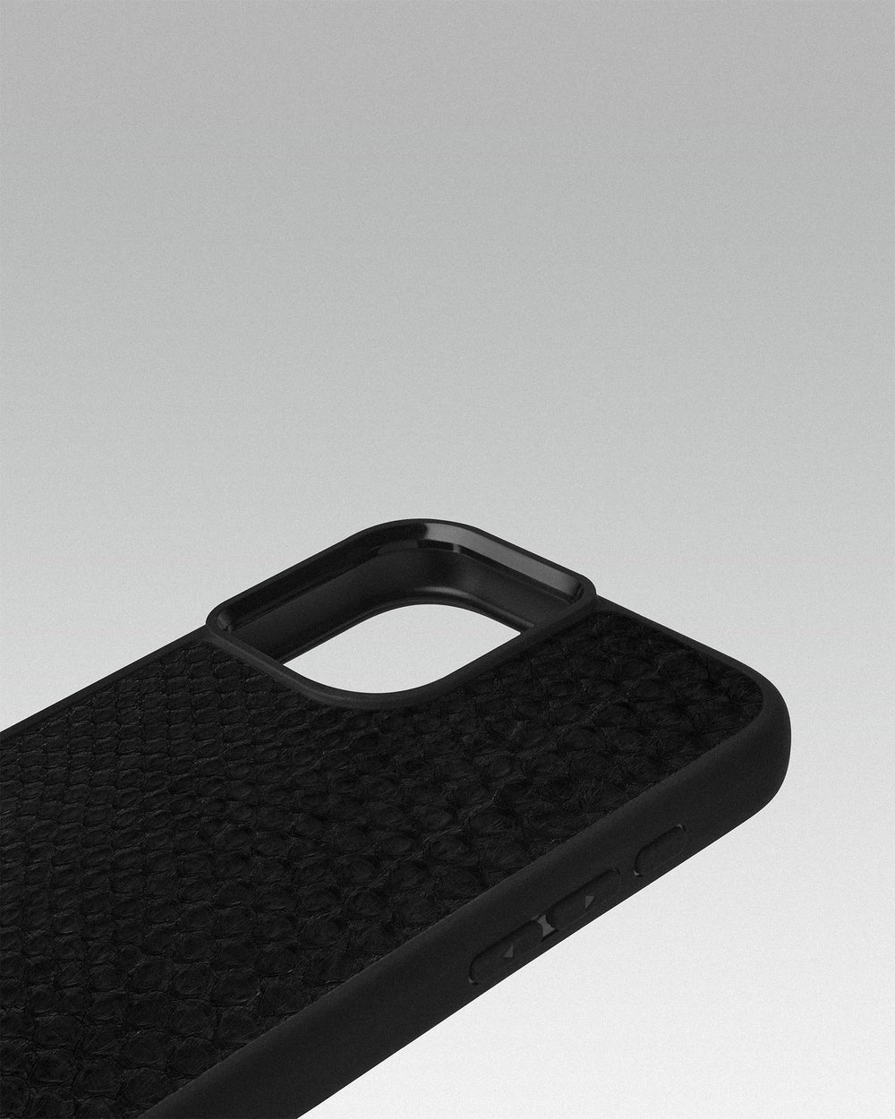 Etui z czarnej skóry pytona z drobnymi łuskami na iPhone 16 Plus