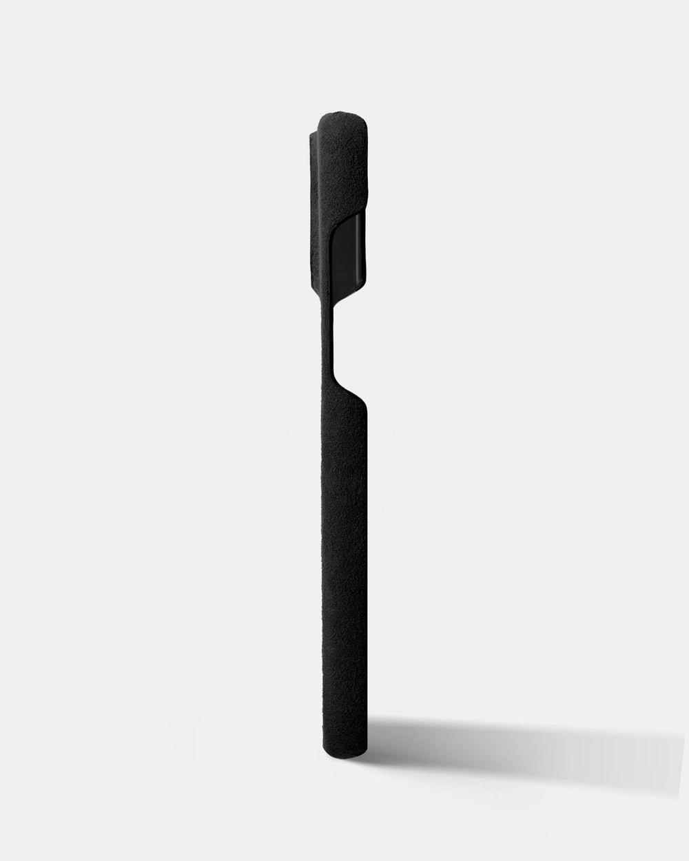 Черный чехол из алькантары для iPhone 15