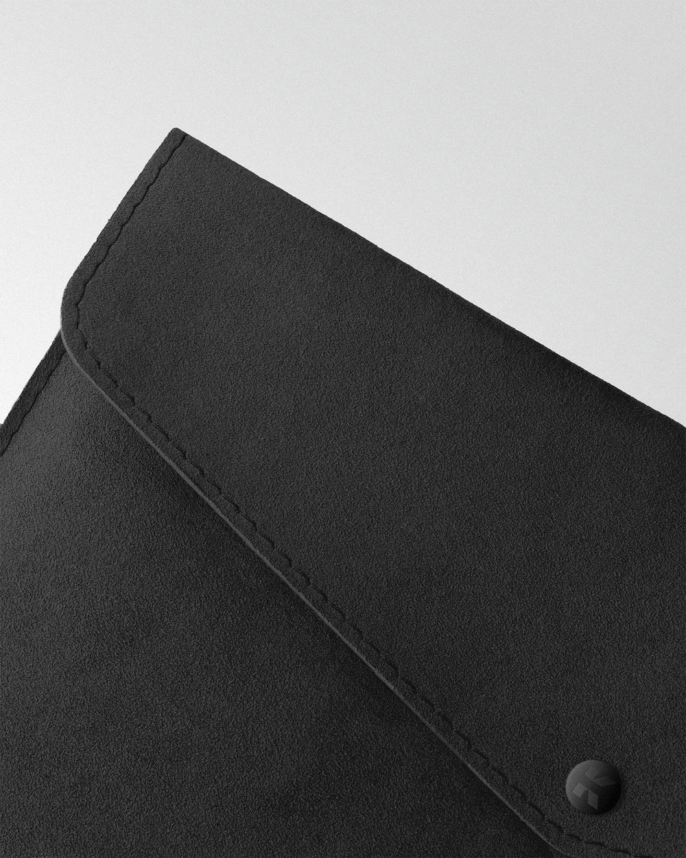 Etui Envelope z czarnej alcantary na MacBook