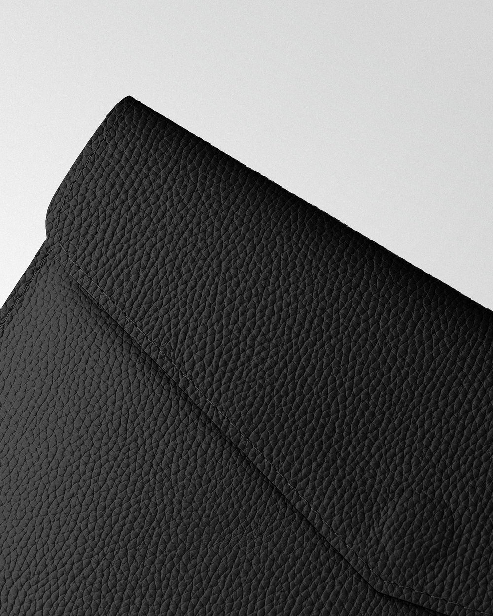 Etui Magnetic Envelope z czarnej skóry teksturowanej do MacBooka