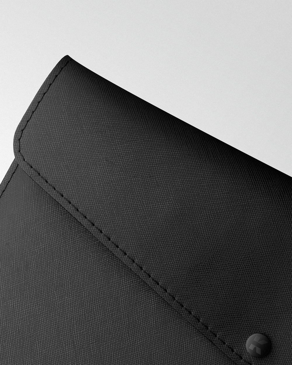 Etui Envelope z czarnej skóry saffiano do MacBooka