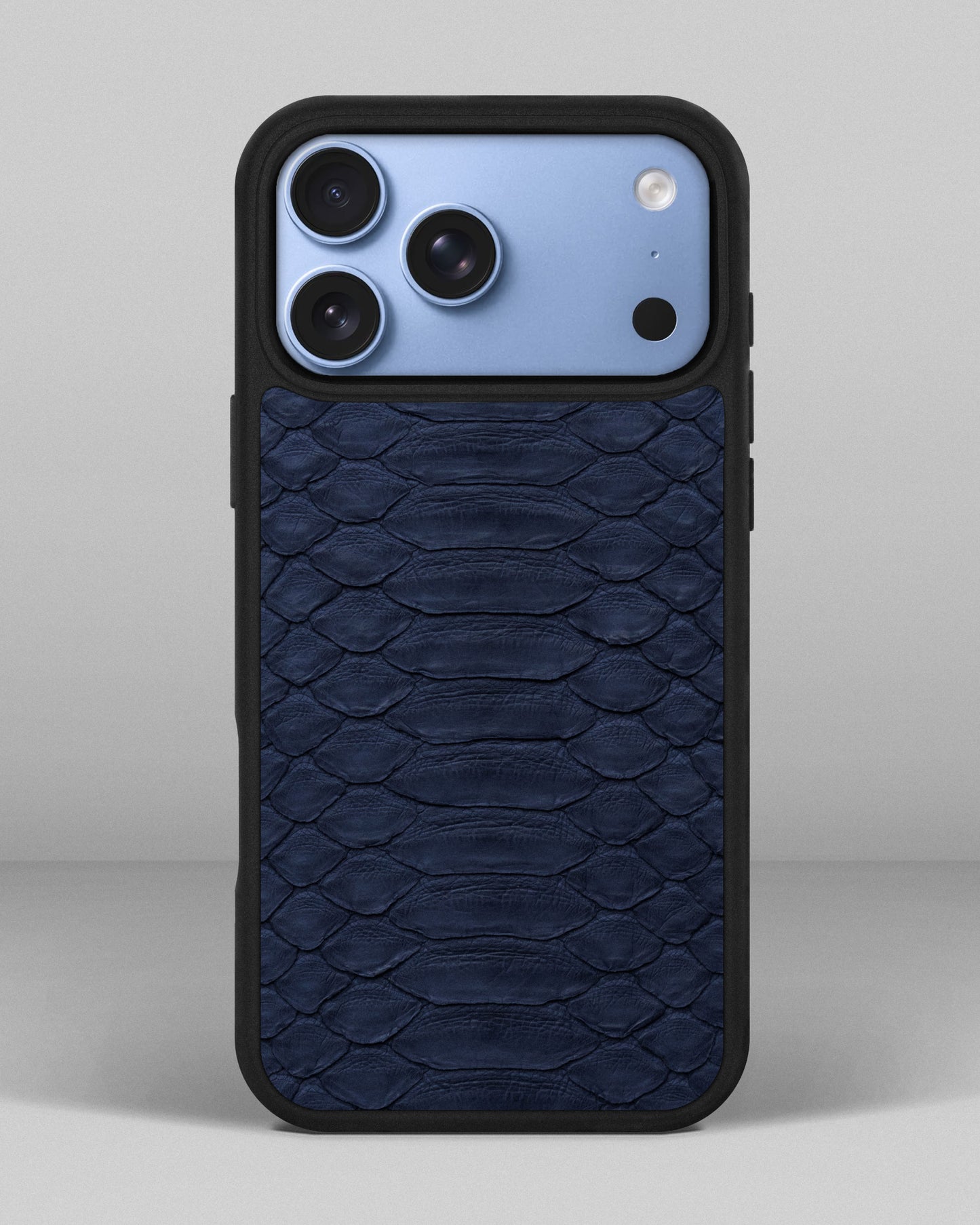 Чохол із темно-синьої шкіри пітона з широкими лусочками для iPhone 18 Pro Max