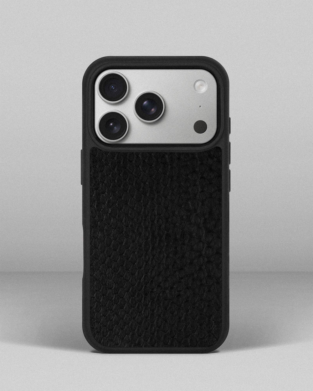Etui z czarnej skóry pytona z drobnymi łuskami do iPhone 17 Pro