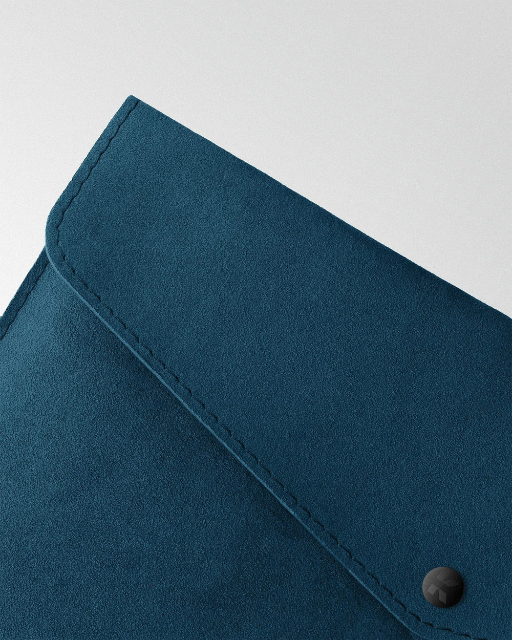 Etui Envelope z niebieskiej alcantary na MacBook