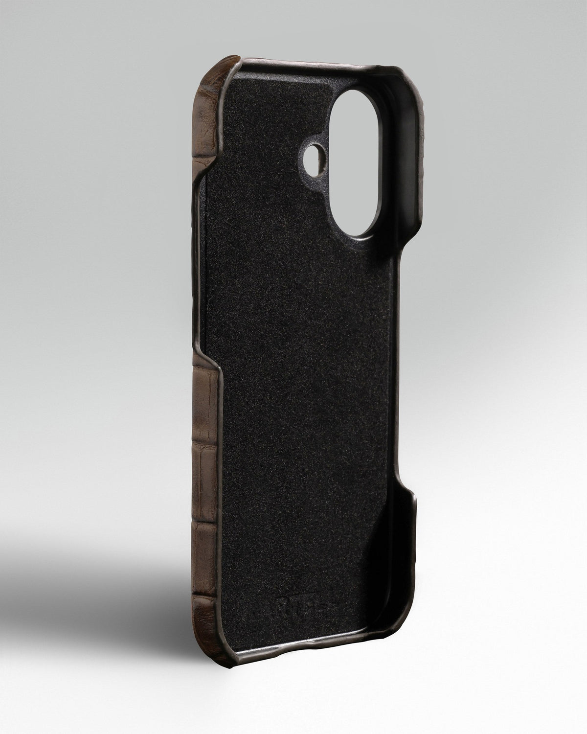 Коричневий обтягнутий чохол з оновленого тиснення під крокодила для iPhone 15