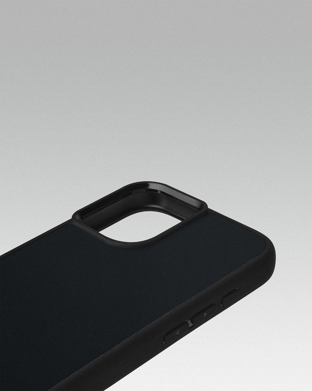 Чохол для iPhone 15 Plus із шкіри купон в темно-синього кольорі з логотипом яблука