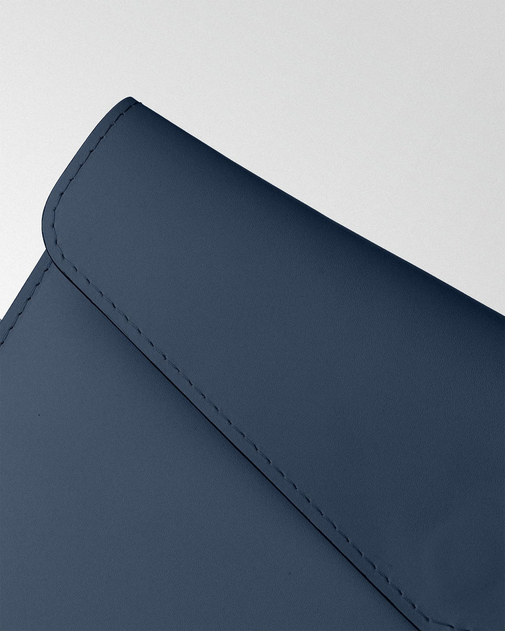 Чехол Magnetic Envelope из темно-синей телячьей кожи для MacBook
